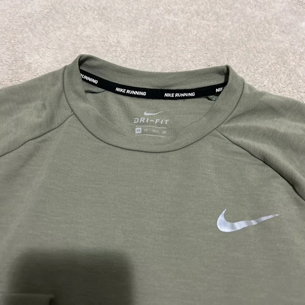 Nike Running Dri-FIT Top Womens XS Olive Green Thumbhole Long Sleeve 0585